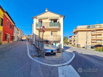 4 LOCALI A CASTELFIDARDO