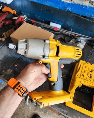 avvitatore ad impulsi DeWalt 