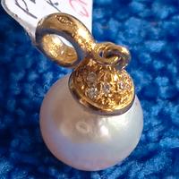 Ciondolo in oro giallo 18k con perla e diamanti 