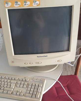monitor computer con tastiera e cassa