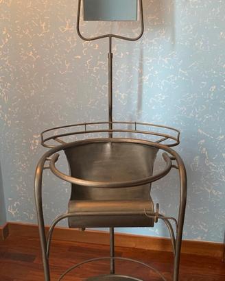 Toilette in ferro con specchio