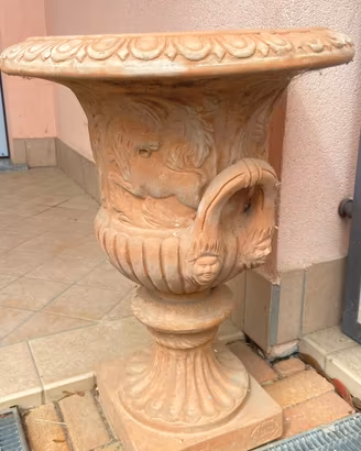 Vaso in terracotta con piedistallo