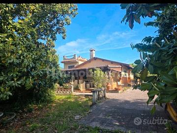 Villa indipendente con possibilitàterreno/ bosco