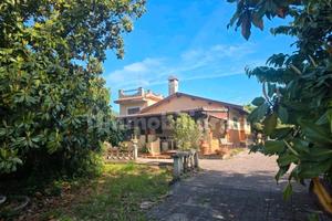 Villa indipendente con possibilitàterreno/ bosco