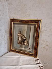 Specchio con bassorilievo e cornice in legno.