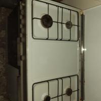 Armadio in vimini, cucina con forno, 2 sedie