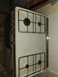 Armadio in vimini, cucina con forno, 2 sedie