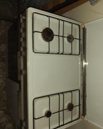 Armadio in vimini, cucina con forno, 2 sedie