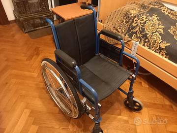 sedia a rotelle pieghevole