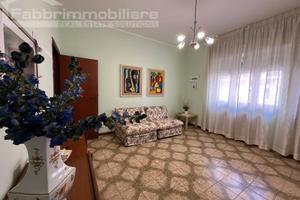 Trilocale con due cantine a 100 m dal mare