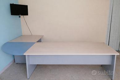 ampia scrivania ad angolo