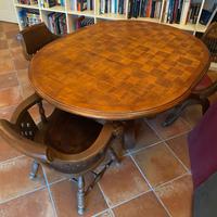Tavolo rotondo allungabile in legno con 4 sedie.