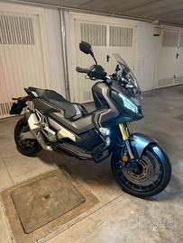 Honda XADV 750 Sport con bauletto e fendinebbia