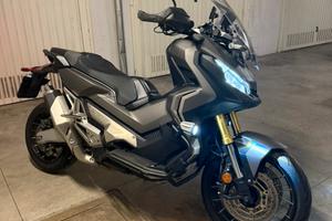 Honda XADV 750 Sport con bauletto e fendinebbia