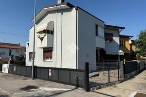 PORZIONE DI BIFAMILIARE A TOMBOLO