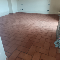 Piastrellista con aiutante