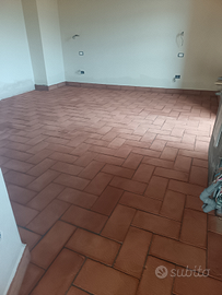 Piastrellista con aiutante