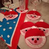 Vari sottobicchieri ad uncinetto a Babbo Natale