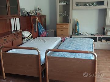 Due letti singoli completi di comodini