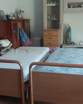 Due letti singoli completi di comodini