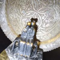 Scultura "Innamorati" di  Nino Tassone. 