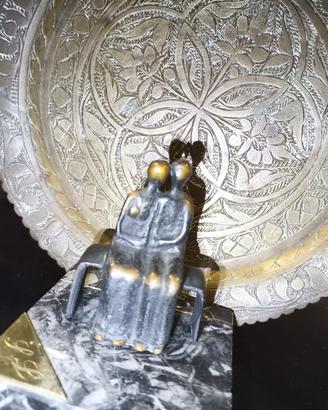 Scultura "Innamorati" di  Nino Tassone. 