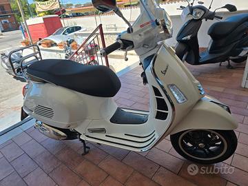 Piaggio Vespa 300 GTS hpe UNIPRO 2023