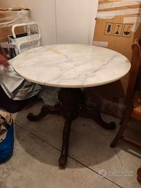 Tavolo con base centrale in legno