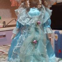 Bambola in porcellana da collezione 