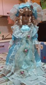 Bambola in porcellana da collezione 