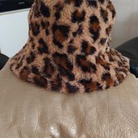 cappello a secchiello in peluche 