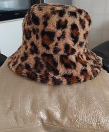 cappello a secchiello in peluche 