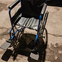 Carrozzina invalidi pieghevole con ruote a spinta,