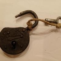 Antico lucchetto in ferro rivettato "Bulldog".