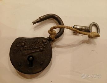 Antico lucchetto in ferro rivettato "Bulldog".