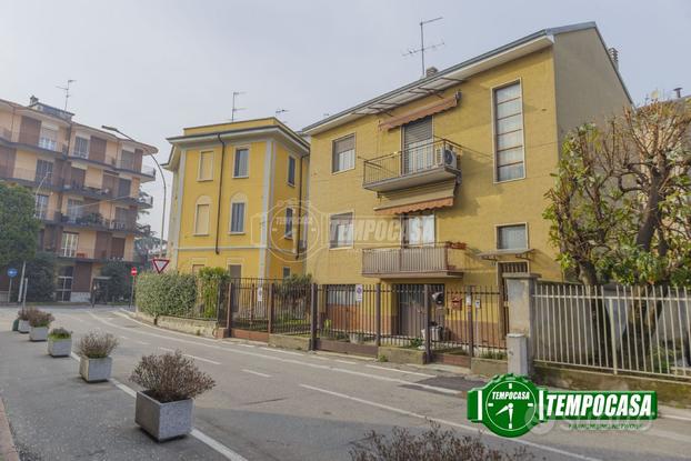 TRE LOCALI IN CENTRO PAESE CON BOX E GIARDINO