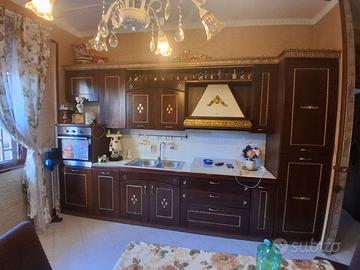 Cucina arte povera con cornice oro