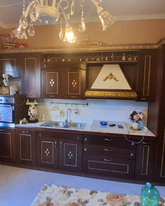 Cucina arte povera con cornice oro