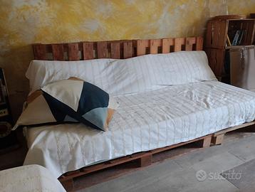 Divano in pallet con materasso e cuscini