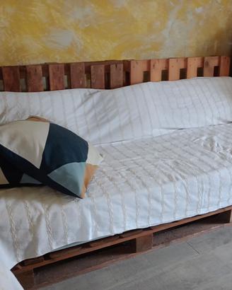 Divano in pallet con materasso e cuscini