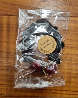 Elastico con ciondolo fatto a mano