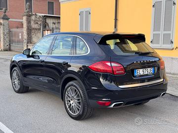 Porsche Cayenne anno 2012, tuta tagliandata, PORSC