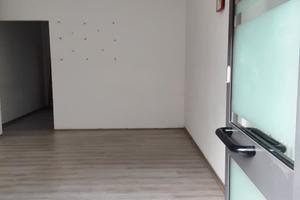 Ampio locale uso ufficio o negozio