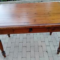 Tavolo realizzato in legno massello di abete