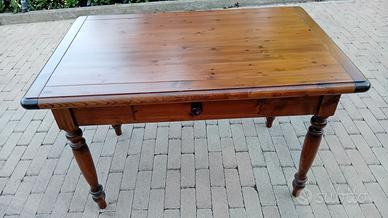 Tavolo realizzato in legno massello di abete