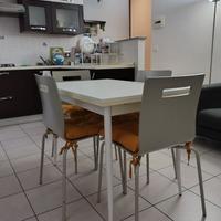 Tavolo bianco e 4 sedie grigio tortora