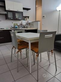 Tavolo bianco e 4 sedie grigio tortora