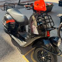 Vespa GTV 300 con accessori