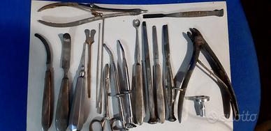 vecchi attrezzi chirurgici e aghi 