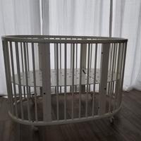 Lettino Stokke ovale con ruote – NUOVO, mai usato